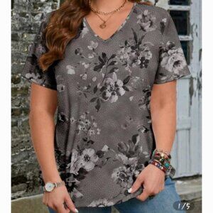 NWT Emery Rose Short Sleeve V-Neck Gray & Black Floral Top Size 3X